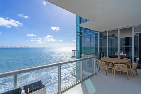 Condominio en Sunny Isles Beach, Florida, 3 dormitorios  № 2424450