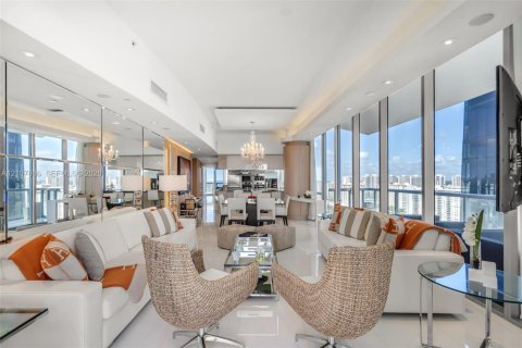 Condominio en venta en Sunny Isles Beach, Florida, 3 dormitorios, 181.72 m2 № 2424450 - foto 18