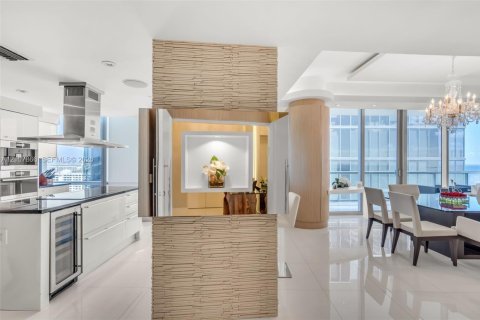 Condominio en venta en Sunny Isles Beach, Florida, 3 dormitorios, 181.72 m2 № 2424450 - foto 13