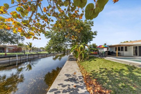 House in Margate, Florida 4 bedrooms, 122.45 sq.m. № 1712438 - photo 13