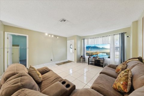 House in Margate, Florida 4 bedrooms, 122.45 sq.m. № 1712438 - photo 29