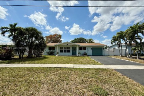 House in Margate, Florida 4 bedrooms, 122.45 sq.m. № 1712438 - photo 3
