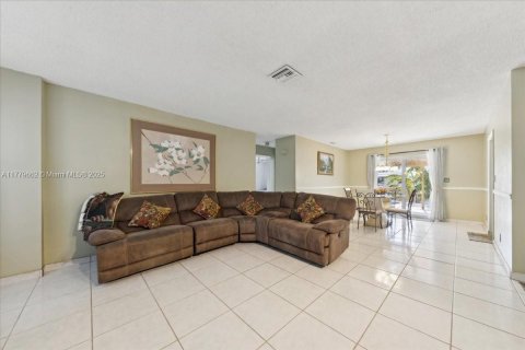 House in Margate, Florida 4 bedrooms, 122.45 sq.m. № 1712438 - photo 26