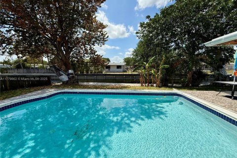 House in Margate, Florida 4 bedrooms, 122.45 sq.m. № 1712438 - photo 6