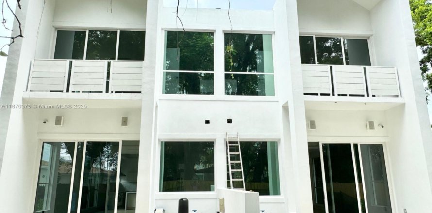 Adosado en Miami, Florida 3 dormitorios, 203.27 m2 № 1927217