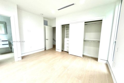 Touwnhouse à vendre à Miami, Floride: 3 chambres, 203.27 m2 № 1927217 - photo 8