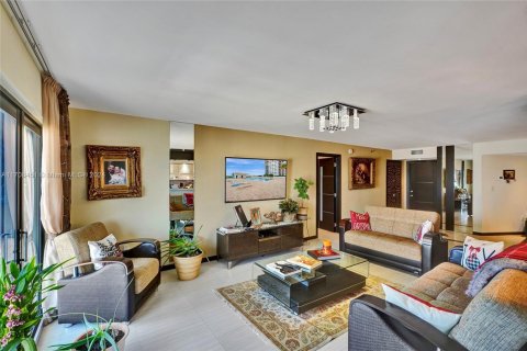 Condo in Hollywood, Florida, 2 bedrooms  № 1729970 - photo 23