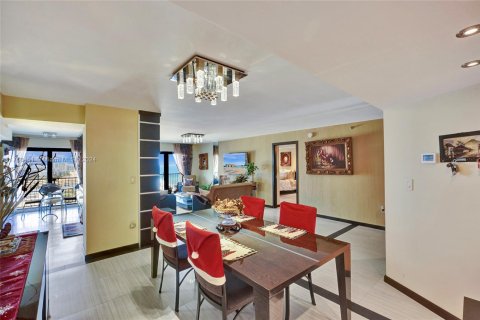 Condo in Hollywood, Florida, 2 bedrooms  № 1729970 - photo 13