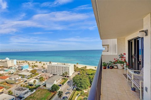 Condo in Hollywood, Florida, 2 bedrooms  № 1729970 - photo 25