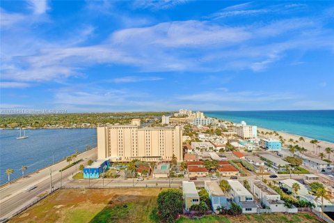 Condo in Hollywood, Florida, 2 bedrooms  № 1729970 - photo 29