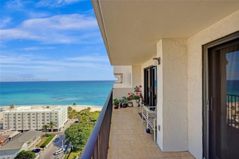 Condo in Hollywood, Florida, 2 bedrooms  № 1729970 - photo 24