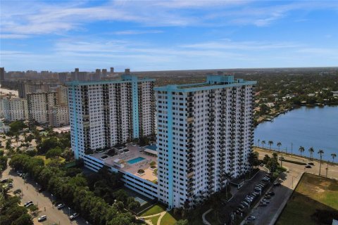 Condo in Hollywood, Florida, 2 bedrooms  № 1729970 - photo 3