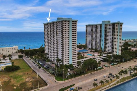 Condo in Hollywood, Florida, 2 bedrooms  № 1729970 - photo 5