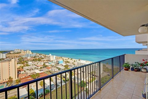Condo in Hollywood, Florida, 2 bedrooms  № 1729970 - photo 27
