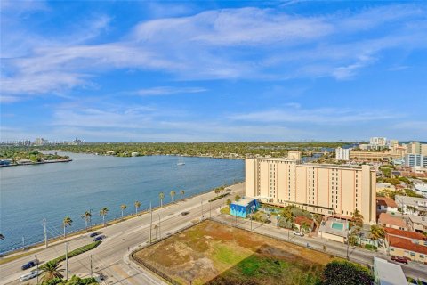 Condo in Hollywood, Florida, 2 bedrooms  № 1729970 - photo 30