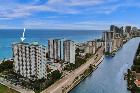 Condo in Hollywood, Florida, 2 bedrooms  № 1729970 - photo 1