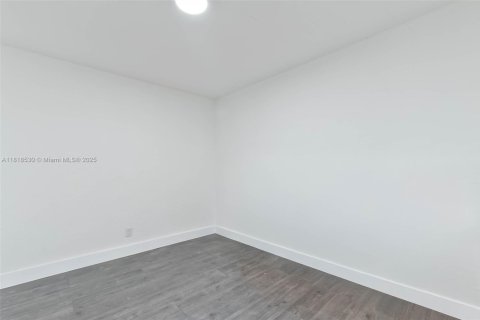 Propiedad comercial en venta en Miami, Florida № 1775972 - foto 9