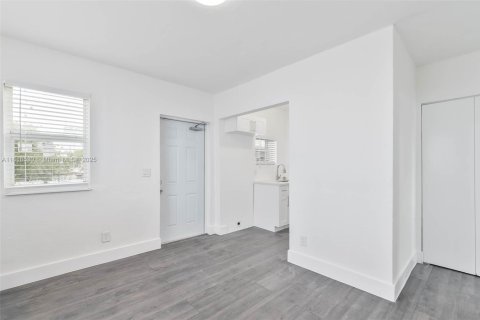 Propiedad comercial en venta en Miami, Florida № 1775972 - foto 16