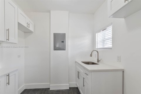 Propiedad comercial en venta en Miami, Florida № 1775972 - foto 6