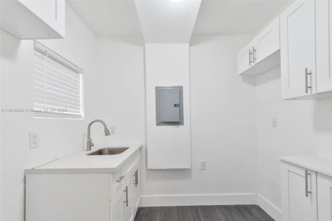 Propiedad comercial en venta en Miami, Florida № 1775972 - foto 28