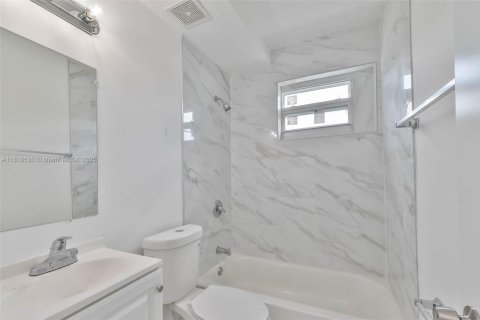 Propiedad comercial en venta en Miami, Florida № 1775972 - foto 30