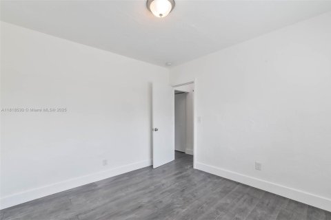 Propiedad comercial en venta en Miami, Florida № 1775972 - foto 14