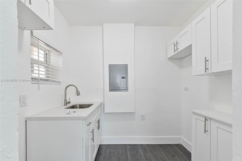 Propiedad comercial en venta en Miami, Florida № 1775972 - foto 23