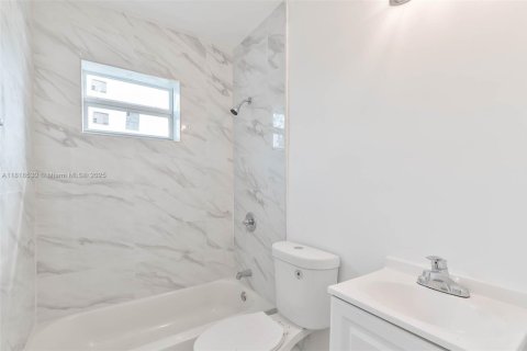 Propiedad comercial en venta en Miami, Florida № 1775972 - foto 8