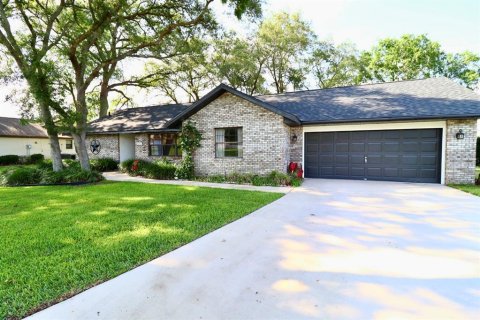 House in Ocala, Florida 2 bedrooms, 141.21 sq.m. № 1677801 - photo 1