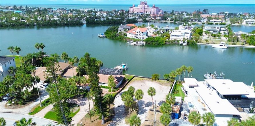 Land in Saint Pete Beach, Florida № 1686440