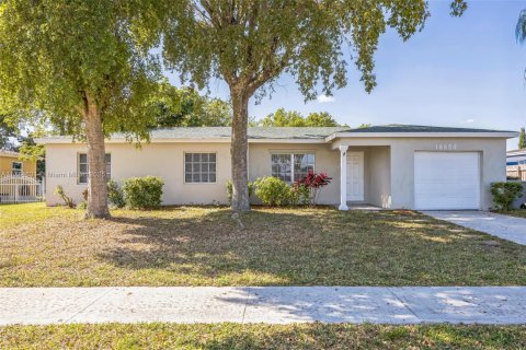 House in Boca Raton, Florida 3 bedrooms, 127.18 sq.m. № 1641180 - photo 1
