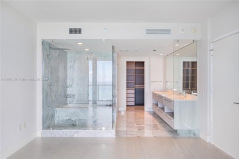 Condo in Miami, Florida, 3 bedrooms  № 1945636 - photo 12