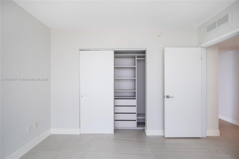 Condo in Miami, Florida, 3 bedrooms  № 1945636 - photo 17