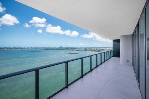 Condo in Miami, Florida, 3 bedrooms  № 1945636 - photo 1