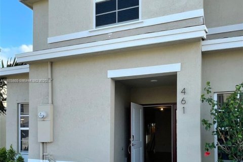 Townhouse in Florida City, Florida 3 bedrooms, 118.17 sq.m. № 1993997 - photo 1