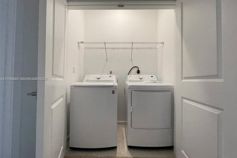 Townhouse in Florida City, Florida 3 bedrooms, 118.17 sq.m. № 1993997 - photo 10