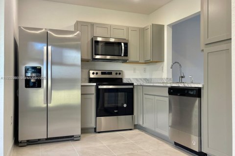 Townhouse in Florida City, Florida 3 bedrooms, 118.17 sq.m. № 1993997 - photo 4