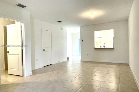 Townhouse in Florida City, Florida 3 bedrooms, 118.17 sq.m. № 1993997 - photo 2