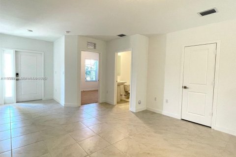 Townhouse in Florida City, Florida 3 bedrooms, 118.17 sq.m. № 1993997 - photo 3