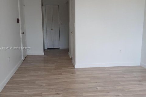 Condo in Pembroke Pines, Florida, 2 bedrooms № 2060389 - photo 8