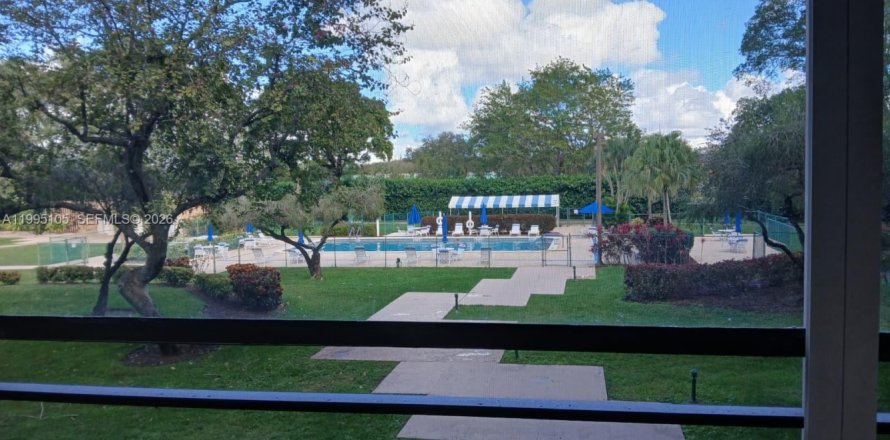 Condo in Pembroke Pines, Florida, 2 bedrooms № 2060389