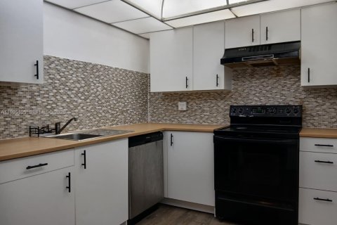 Condo in Pembroke Pines, Florida, 2 bedrooms № 2060389 - photo 2