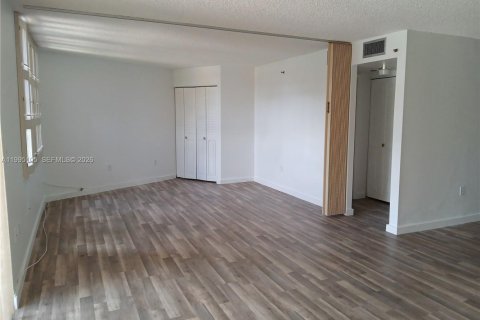 Condo in Pembroke Pines, Florida, 2 bedrooms № 2060389 - photo 5