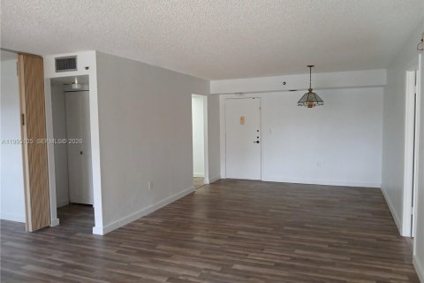 Condo in Pembroke Pines, Florida, 2 bedrooms № 2060389 - photo 4