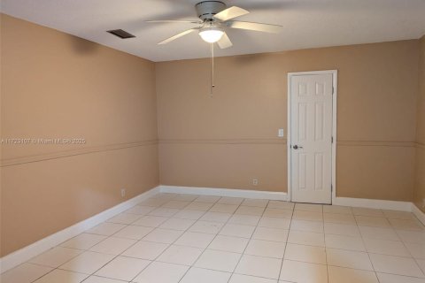 Immobilier commercial à louer à Plantation, Floride: 1 chambre, 230.49 m2 № 1702486 - photo 3
