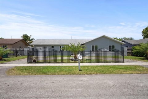 Villa ou maison à vendre à Homestead, Floride: 3 chambres, 124.77 m2 № 2068655 - photo 2