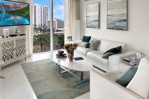 Снять в аренду кондоминиум в Санни-Айлс-Бич, Флорида 3 спальни, 135.45м2, № 1984437 - фото 2