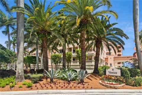 Condo in Coral Gables, Florida, 3 bedrooms  № 1660203 - photo 1