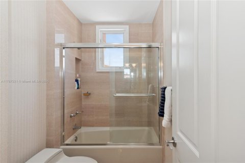 Condo in Coral Gables, Florida, 3 bedrooms  № 1660203 - photo 20