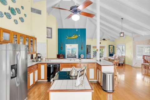 House in Marathon, Florida 3 bedrooms, 200.58 sq.m. № 1804577 - photo 15